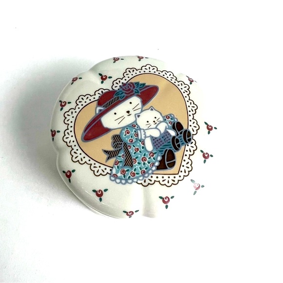 Chelsey Flower Covered Trinket Jewelry Box Porcelain Made in Japan - Picture 1 of 5